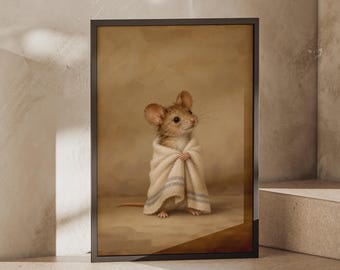 Può includere: Una stampa artistica incorniciata raffigurante un piccolo topo marrone avvolto in un asciugamano bianco con sottili strisce blu. Il topo è in piedi su uno sfondo beige a tinta unita. L'opera è racchiusa in una sottile cornice rettangolare nera.