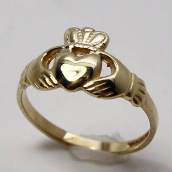 Estate 9K Gold Claddagh ring, size 6, gold Irish ring, small gold Claddagh ladies ring, Engagement ring, Irish wedding ring, estate jewelry