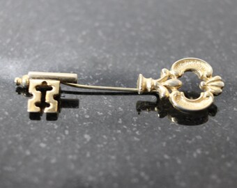 Vintage Avon goldtone Key broche pin gesigneerd