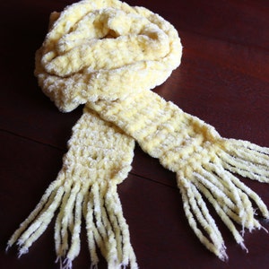 Foulard jaune tricoté main avec franges, foulard d’hiver écharpe fait main cadeaux pour ses cadeaux pour maman