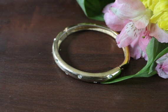 Vintage Roman Goldtone bangle bracelet with clear… - image 4