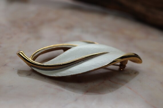 1960s White and Gold brooch, Sarah Coventry Leaf … - image 2