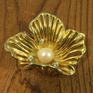 Vintage Flower goldtone broche pin con cristales y acentos de perlas falsas, regalos para ella, regalos para mamá, joyas de finca, broche de finca
