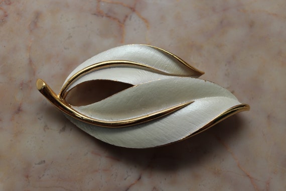1960s White and Gold brooch, Sarah Coventry Leaf … - image 3