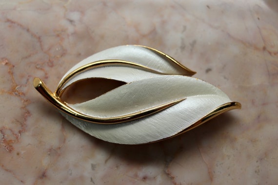 1960s White and Gold brooch, Sarah Coventry Leaf … - image 6