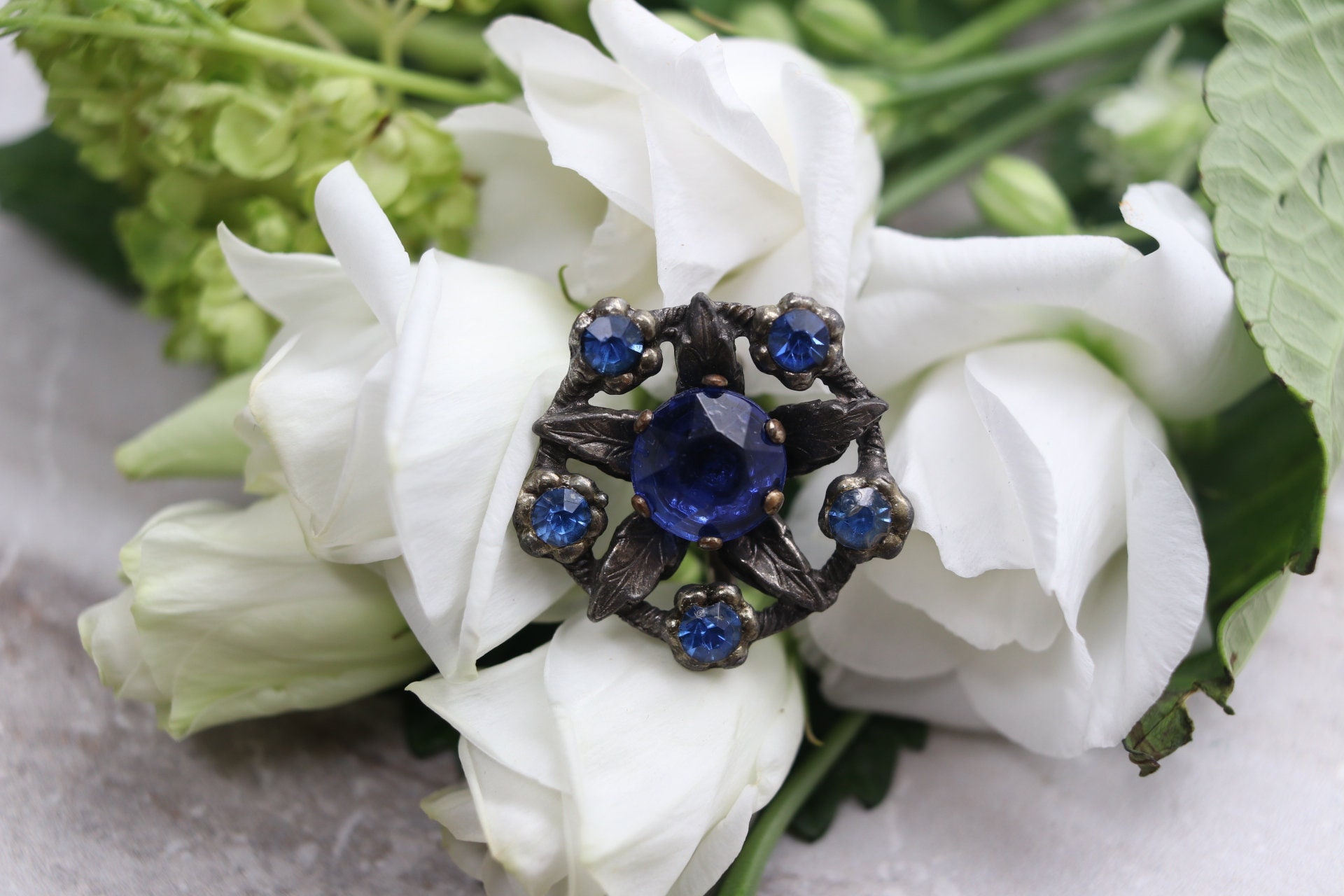 Broche Vintage Bronze Avec Cristaux Et Faux Diamants Verts - Modèle 3228 - Occasion Impeccable