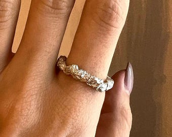 Anillo de plata de ley con textura martillada – Diseño minimalista moderno en forma de cúpula, joyería para el día a día.