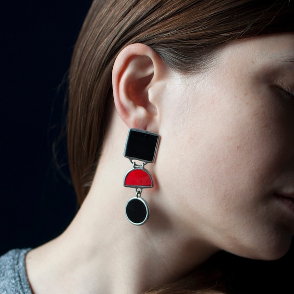 Statement-Ohrringe aus Buntglas, Schwarz, Rot, Geometrisch