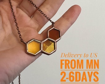 Halsband med honungskaka, hänge i målat glas med bi, hexagonala geometriska smycken