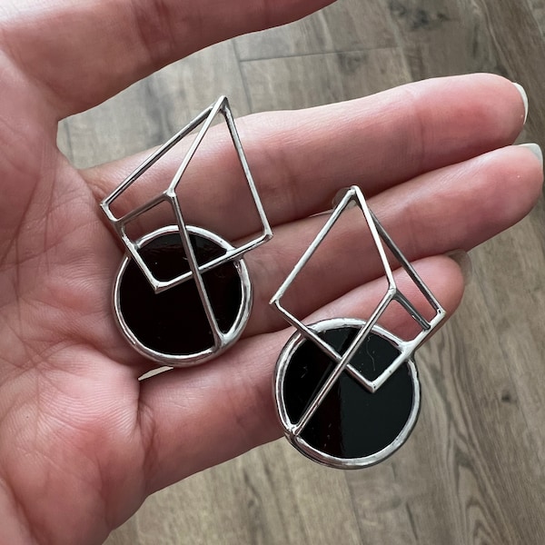 Schwarze geometrische Ohrringe, moderne Ohrstecker im Buntglas-Stil