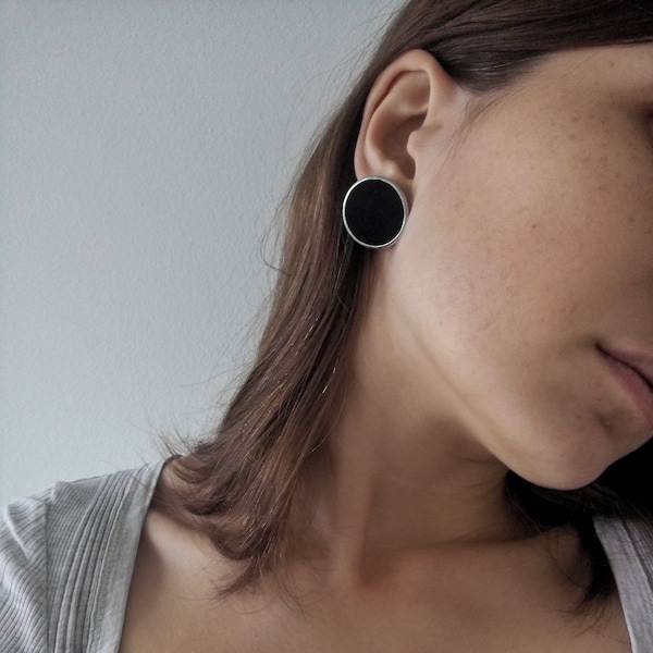 Schwarze runde Ohrstecker - große minimalistische Emaillescheibe, moderner Schmuck