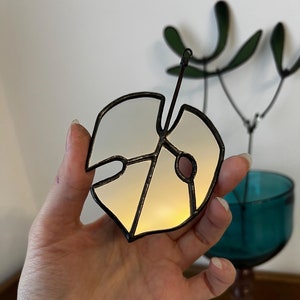 Hängendes Dekor Monstera Blatt, handgemachter Sonnenfänger, Glasmalerei, Glasmalerei Monstera Kunst, Lichtfänger, Geschenk für Naturliebhaber