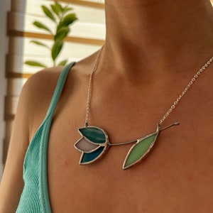 Glasmalerei BLUME Halskette verschmolzen blau gelb orange rot große Tulpe Geschenk für Freundin Tochter Frau Mutter Naturschmuck