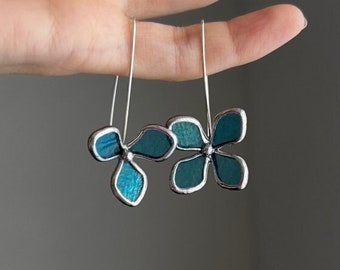 Pendientes de hortensias de vidrieras: joyas colgantes botánicas con diseños diferentes.