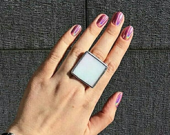 Anello quadrato bianco iridescente fatto a mano: gioiello geometrico e vistoso.
