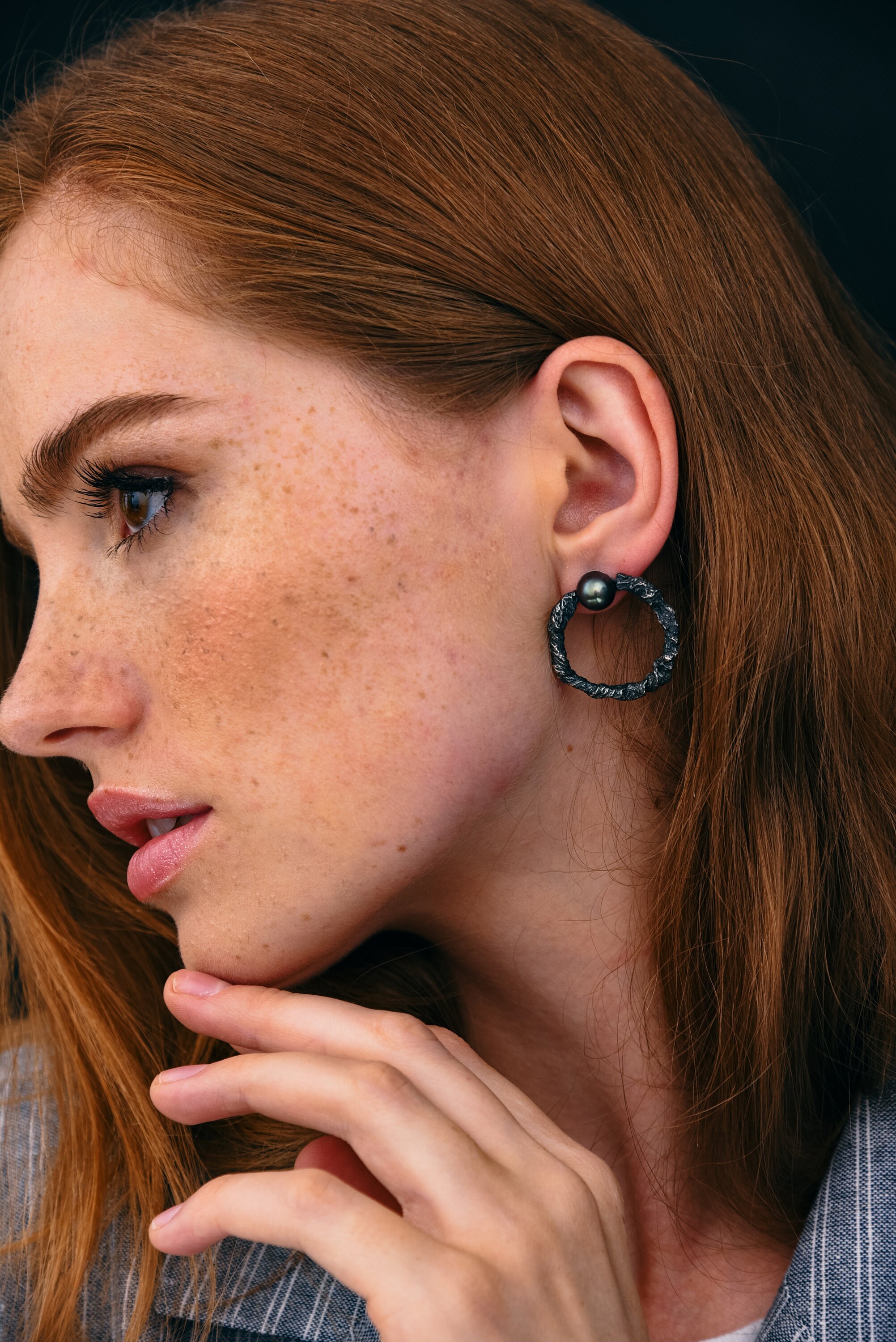 Black pearl hoop earrings, sterling silver earrings, silver stud earrings, circle modern earrings, jewerly gift, textured silver hoop
