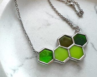 Halsband i honungskaka i målat glas: Geometrisk hexagon, present till biälskare