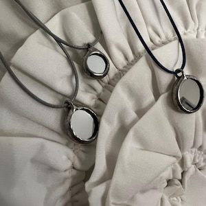 Glas Spiegel Anhänger, Minimalist Schmuck, geometrische Kette, Hexen Spiegel Anhänger, kleines Schutzamulett, Geschenk für Frauen