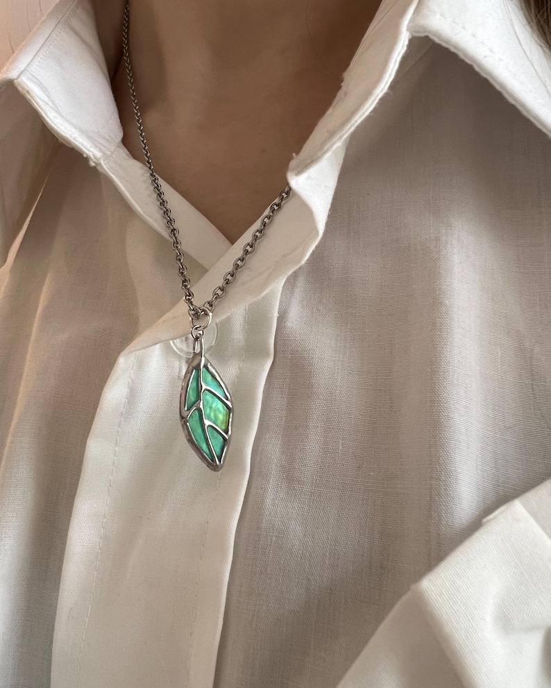 Green stained glass leaf necklace, pendant necklace, botanical jewelry, stained glass gift, nature jewelry, gift for her, unique necklace