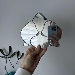 Miroir design orchidée en vitrail, petit miroir floral, miroir mural fait main, cadeau pour elle, miroir décoratif, art du vitrail