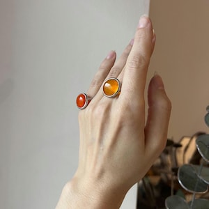 Anillo de cristal fusionado azul brillante y atardecer: anillo bohemio con estilo, regalo de San Valentín para ella.