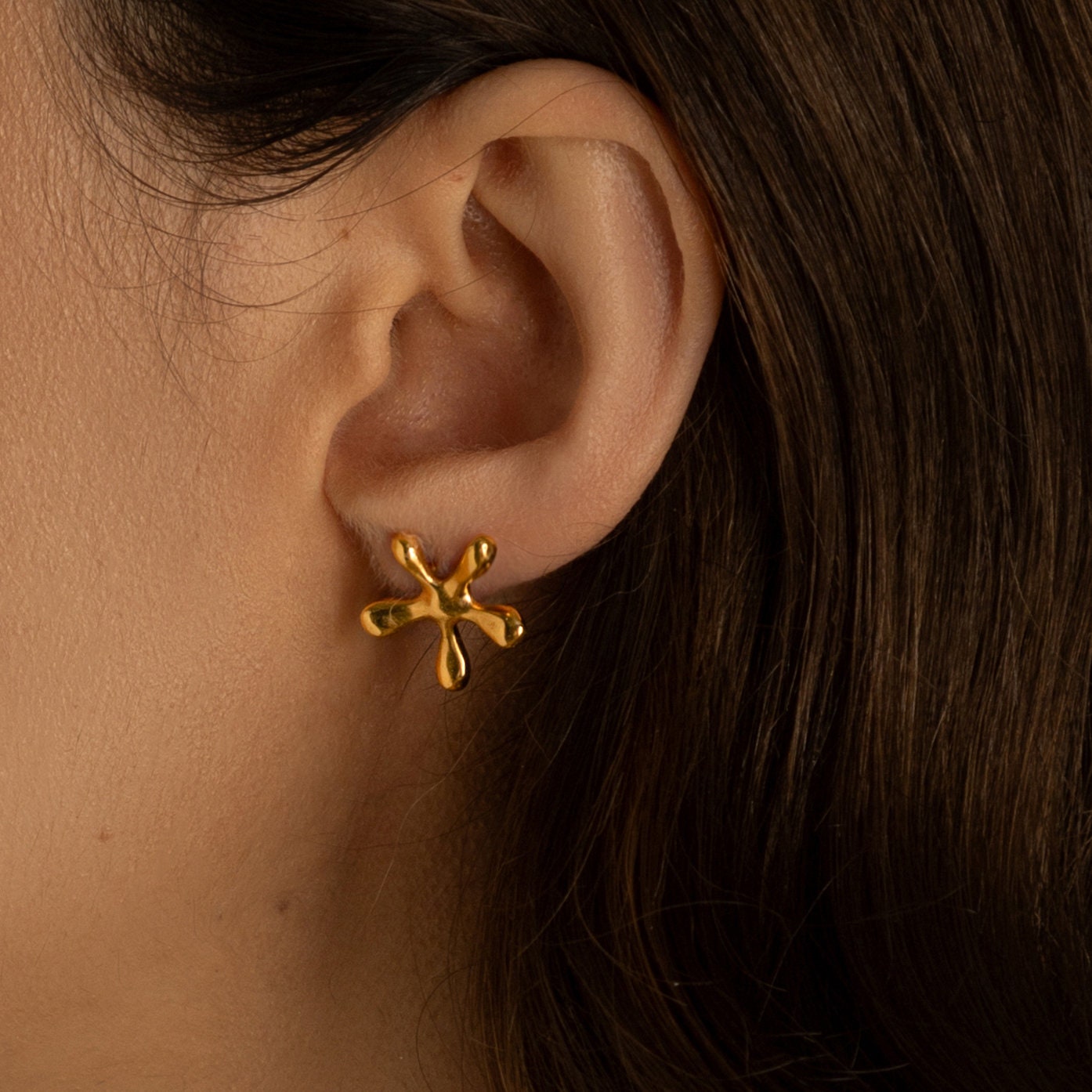 デイジーフラワースタッドイヤリング：スターリングシルバーまたは