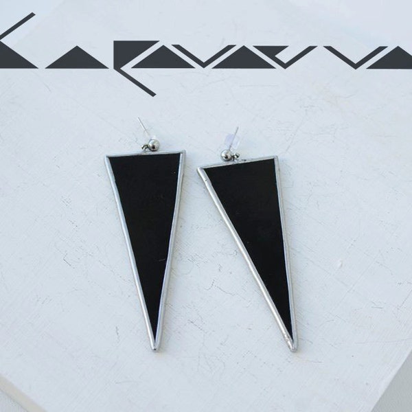Pendientes góticos triangulares negros: llamativos pendientes geométricos de vitral.