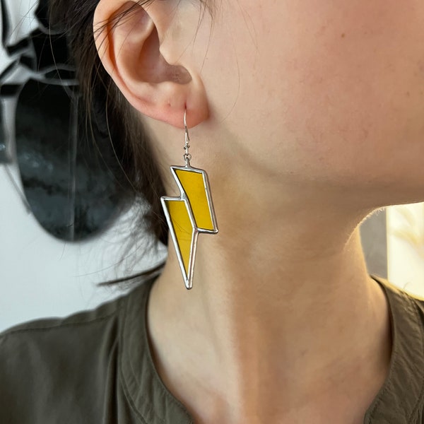 Ohrringe mit gelbem Blitzmotiv, Statement-Schmuck aus Buntglas
