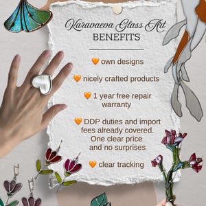 Pode incluir: Uma variedade de obras de arte em vitral, incluindo um anel em forma de cora&ccedil;&atilde;o, brincos, uma carpa koi e uma escultura floral. A imagem apresenta o texto "Karavaeva Glass Art BENEFITS" com informa&ccedil;&otilde;es sobre as caracter&iacute;sticas dos produtos.