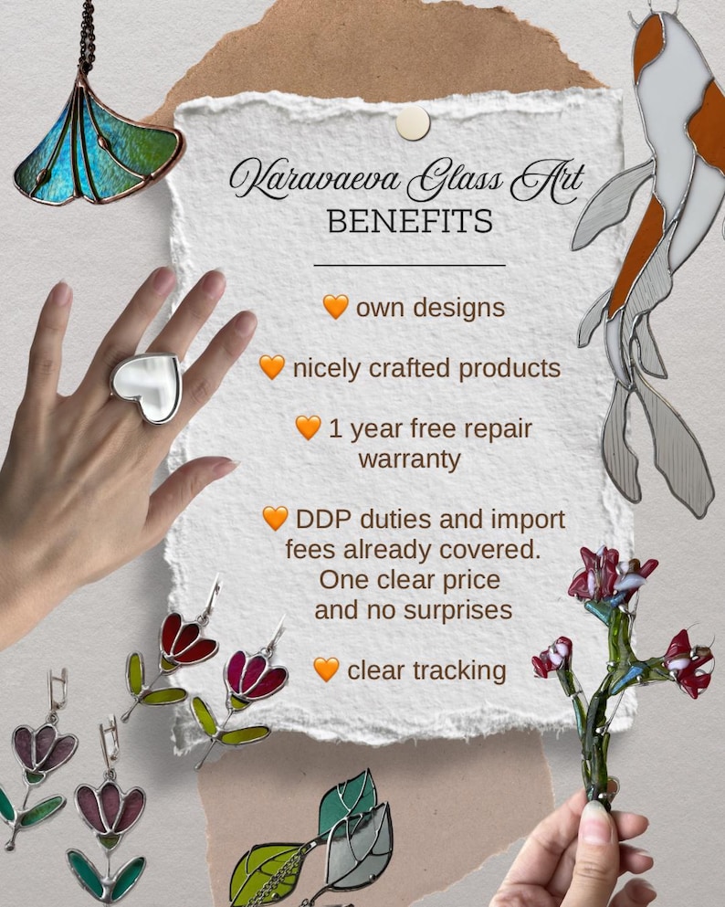 Pode incluir: Uma variedade de obras de arte em vitral, incluindo um anel em forma de cora&ccedil;&atilde;o, brincos, uma carpa koi e uma escultura floral. A imagem apresenta o texto "Karavaeva Glass Art BENEFITS" com informa&ccedil;&otilde;es sobre as caracter&iacute;sticas dos produtos.