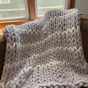 Grobstrick Decke - Lavendel/Weiß gestreift