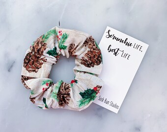 Holly Jolly Pinecones Weihnachten Scrunchie - Scrunchies - Geschenke für Sie - Weihnachten - 90er Jahre Mode - Scrunchie Pack - Hässlicher Pullover