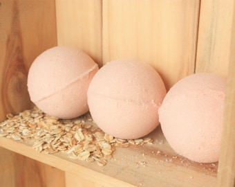 Oatmeal, Milk & Honey fragranced soothing bath bomb