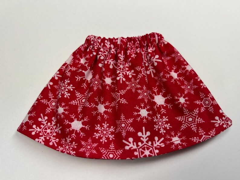 Jupe rouge avec des flocons de neige blancs Convient à une poupée elfe de Noël Vêtements pour lutins Tenue tendance d'hiver image 4