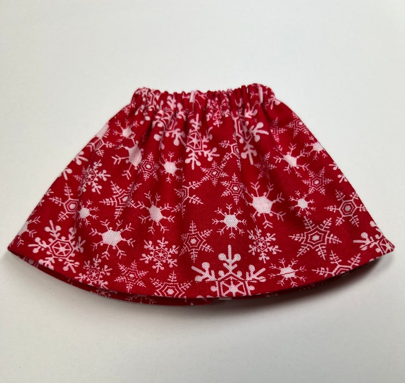 Jupe rouge avec des flocons de neige blancs Convient à une poupée elfe de Noël Vêtements pour lutins Tenue tendance d'hiver image 2