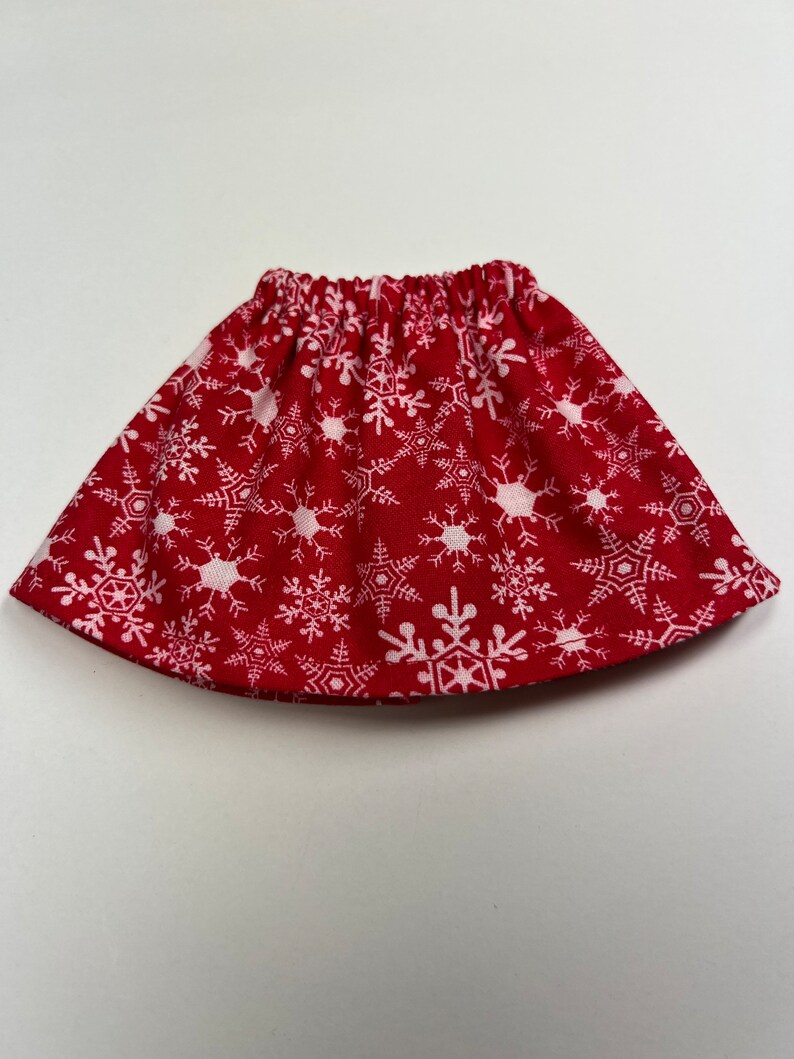 Jupe rouge avec des flocons de neige blancs Convient à une poupée elfe de Noël Vêtements pour lutins Tenue tendance d'hiver image 5