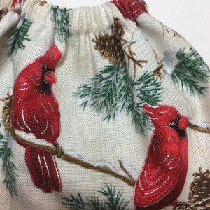 Falda de piñas y cardenales rojos Falda de pinos Se adapta a muñeca de elfo de Navidad Ropa de niña de elfos de invierno Traje de amantes de las aves de Navidad imagen 2