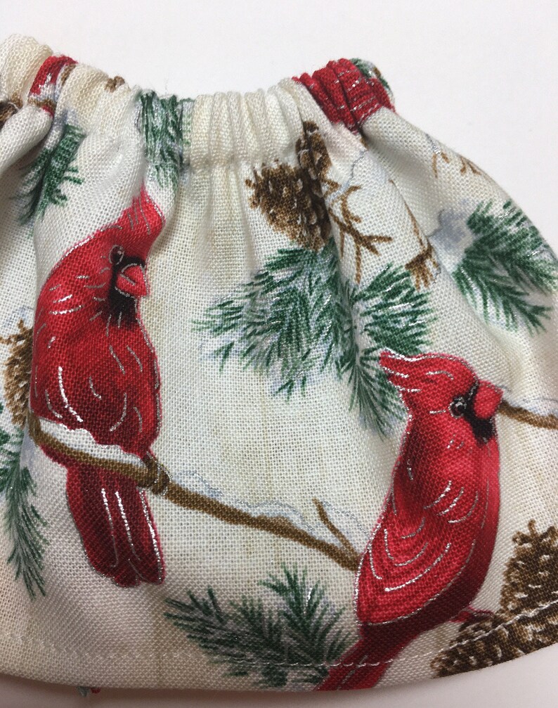 Falda de piñas y cardenales rojos Falda de pinos Se adapta a muñeca de elfo de Navidad Ropa de niña de elfos de invierno Traje de amantes de las aves de Navidad imagen 2