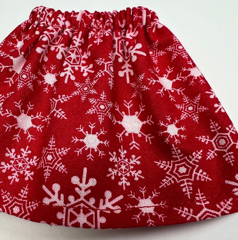 Jupe rouge avec des flocons de neige blancs Convient à une poupée elfe de Noël Vêtements pour lutins Tenue tendance d'hiver image 3