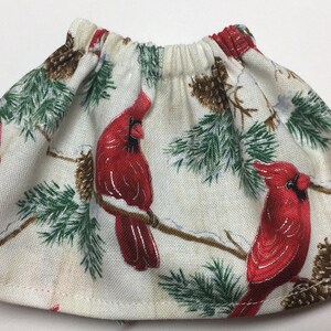 Falda de piñas y cardenales rojos Falda de pinos Se adapta a muñeca de elfo de Navidad Ropa de niña de elfos de invierno Traje de amantes de las aves de Navidad imagen 1