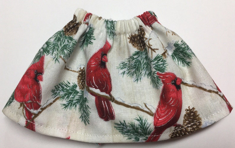 Falda de piñas y cardenales rojos Falda de pinos Se adapta a muñeca de elfo de Navidad Ropa de niña de elfos de invierno Traje de amantes de las aves de Navidad imagen 1