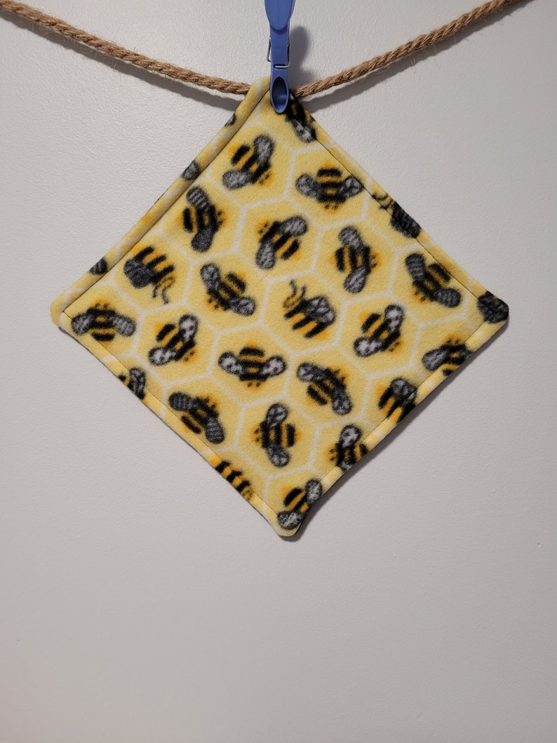 Little Bees on Yellow Pee Pads Hedgehog, Rat, Guinea Pig, Hamste Little Bees on Yellow Pee Pads Hedgehog, Rat, Guinea Pig, Hamste