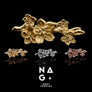 Könnte beinhalten: Goldfarbener floraler Körperschmuck mit Astdesign, dargestellt mit Silber- und Roségold-Varianten. Der Schmuck ist vor einem schwarzen Hintergrund platziert, darunter ist der Markenname "NAGA BODY JEWELRY" zu sehen.
