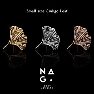 Peut inclure: Trois petits bijoux de corps en forme de feuille de Ginkgo, en or, argent et or rose, présentés sur fond noir. Les bijoux sont de NAGA Body Jewelry. Le texte "Small size Ginkgo Leaf" est en haut.