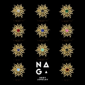 Könnte beinhalten: Zwölf goldene, sonnenförmige Körperschmuckstücke mit verschiedenen farbigen Edelsteinen in der Mitte. Die Schmuckstücke sind in einem Rastermuster auf schwarzem Hintergrund angeordnet. Der Text "NAGA BODY JEWELRY" befindet sich am unteren Rand des Bildes.
