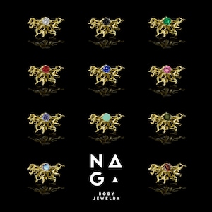 Könnte beinhalten: Zwölf goldene Körperschmuckstücke in Sonnenform mit verschiedenen farbigen Edelsteinen in der Mitte. Die Schmuckstücke sind in drei Reihen zu vieren angeordnet, mit dem Markennamen "NAGA BODY JEWELRY" unten.