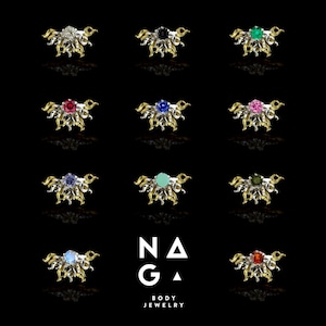 Könnte beinhalten: Zwölf Körperschmuckstücke aus Gold und Silber mit verschiedenen Edelsteinen. Jedes Stück hat ein stilisiertes Design mit einem zentralen Edelstein, der von kleineren Steinen umgeben ist. Der Schmuck ist in einem Rastermuster auf schwarzem Hintergrund angeordnet. Der Text "NAGA BODY JEWELRY" wird unter dem Schmuck angezeigt.