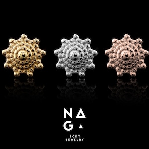 Puede incluir: Un letrero de madera rústica con el texto "Welcome to our home" en letras blancas. El letrero presenta un acabado envejecido y un diseño simple y acogedor, perfecto para la decoración de la entrada.