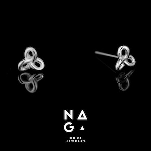 Könnte beinhalten: Ein Paar silberne Ohrringe in Knotenform. Die Ohrringe sind schlicht und elegant und wären ein tolles Geschenk für einen besonderen Menschen.