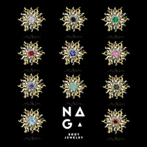 Könnte beinhalten: Zwölf goldene sonnenförmige Anhänger mit verschiedenen farbigen Edelsteinen in der Mitte. Die Anhänger sind in drei Reihen zu vieren angeordnet. Der Text "NAGA BODY JEWELRY" befindet sich am unteren Rand des Bildes.